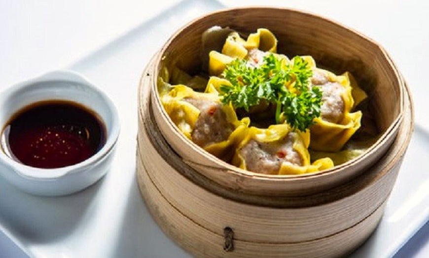 Image 10: Menú japonés para 2 o 4 personas con opciones clásicas o gourmet