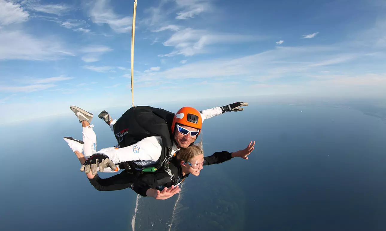 Skok spadochronowy w tandemie z filmem i zdjęciami nad morzem