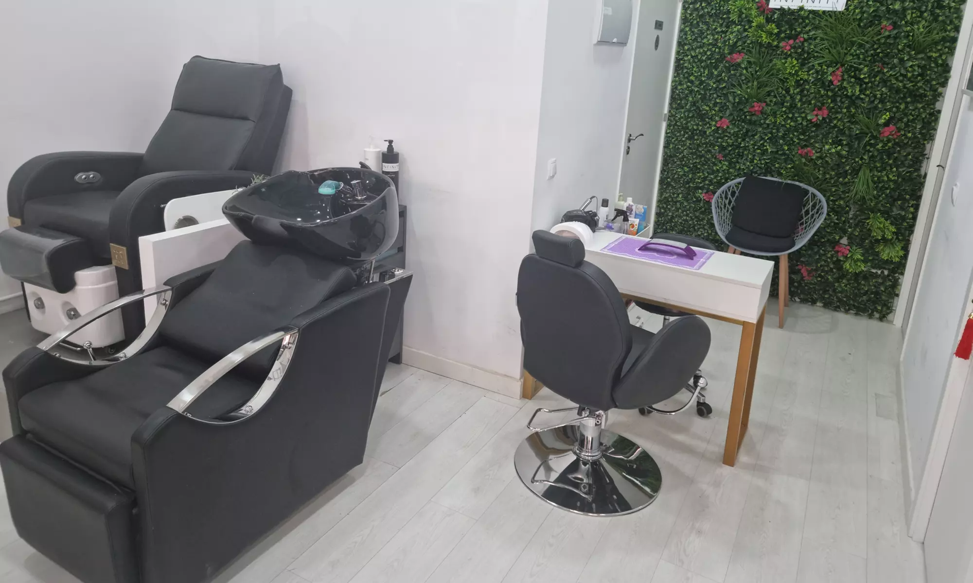 Corte, hidratación y opción a color en peluquería para toda la familia