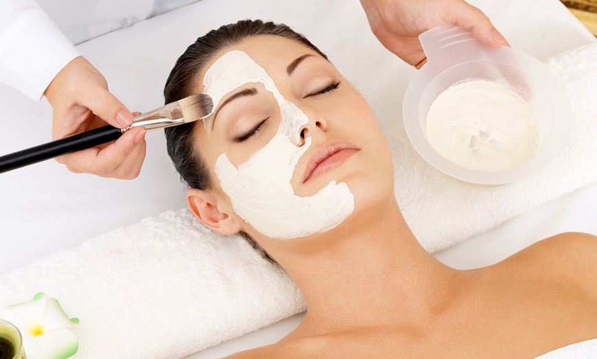 Image 1: 60-Minute Facial Treatment