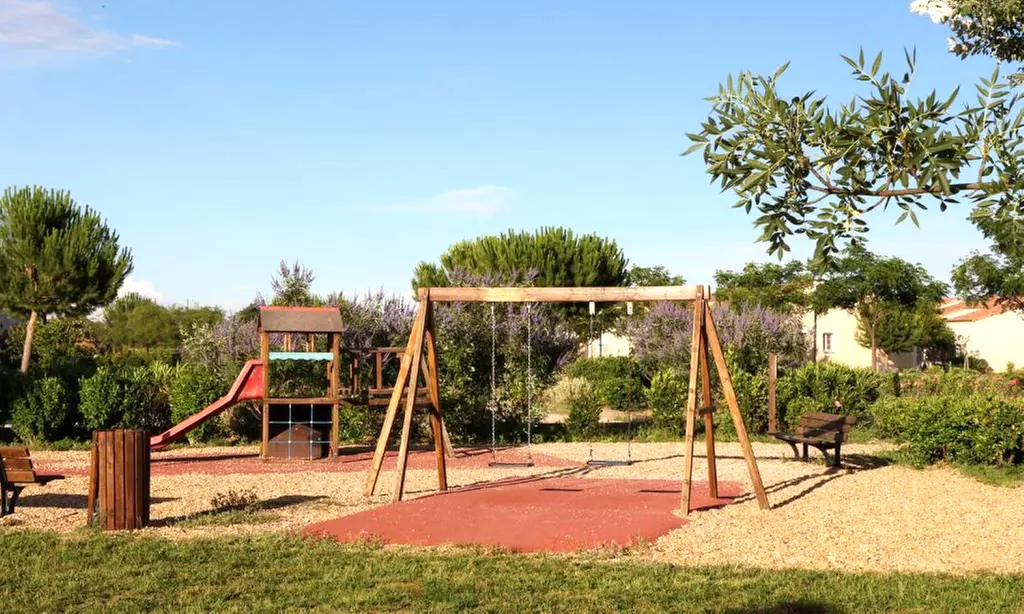 Aigues-Vives (Gard) : chambre double avec PDJ, menu en option