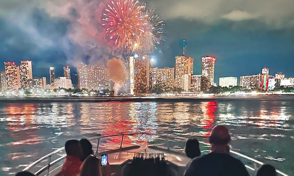 Waikiki Friday Night Fireworks cruise