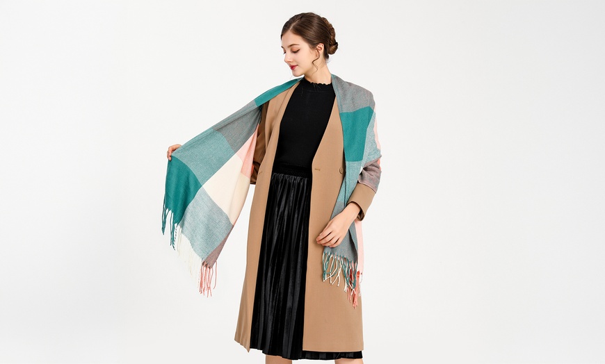 Image 17: Woman Fashion Long Shawl Grid Tassel 