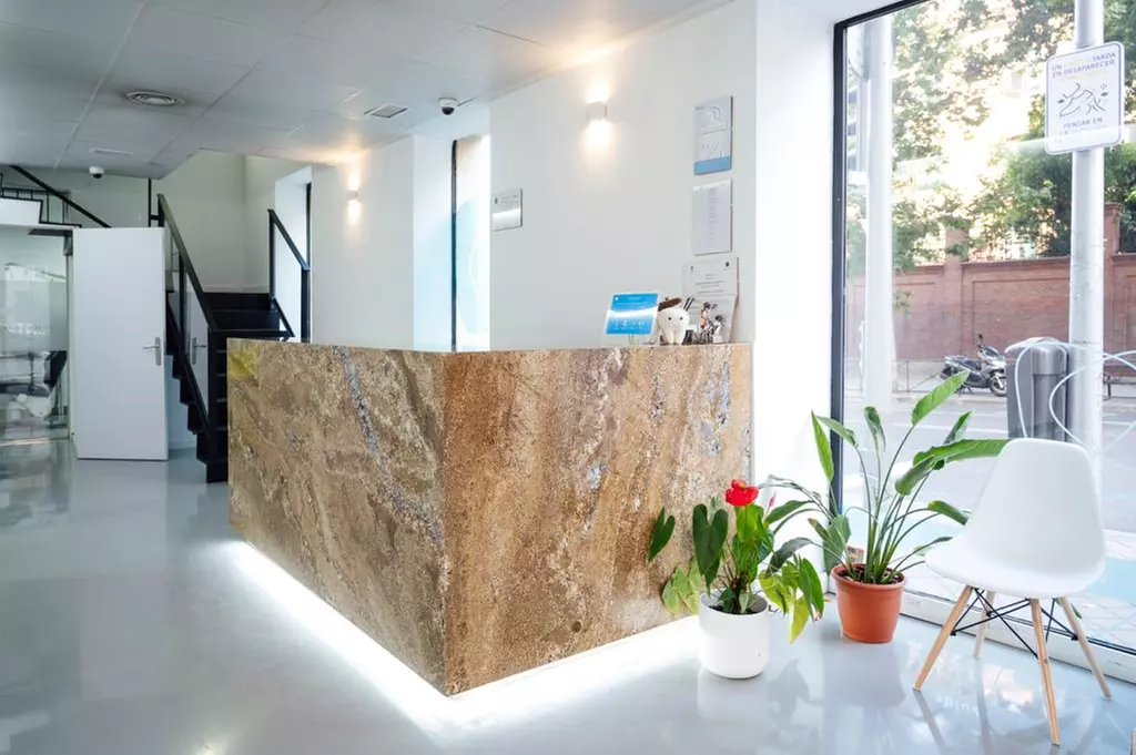 Dientes más blancos con limpieza dental y blanqueamiento en Sol Dental