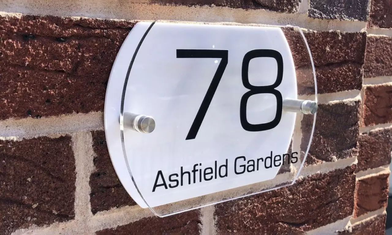 One Oval Curve White Door Sign at Decomatters