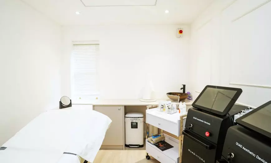 Image 8: One or Three Sessions of Microneedling with/without LED Light Therapy