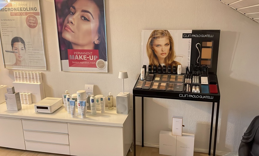 Image 2: 1 oder 2 BB-Glow-Gesichtsbehandlungen oder Microneedling für 1 Person