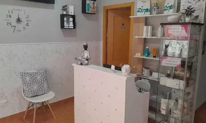 Uñas de gel o acrílicas con diseño básico y esmaltado duradero