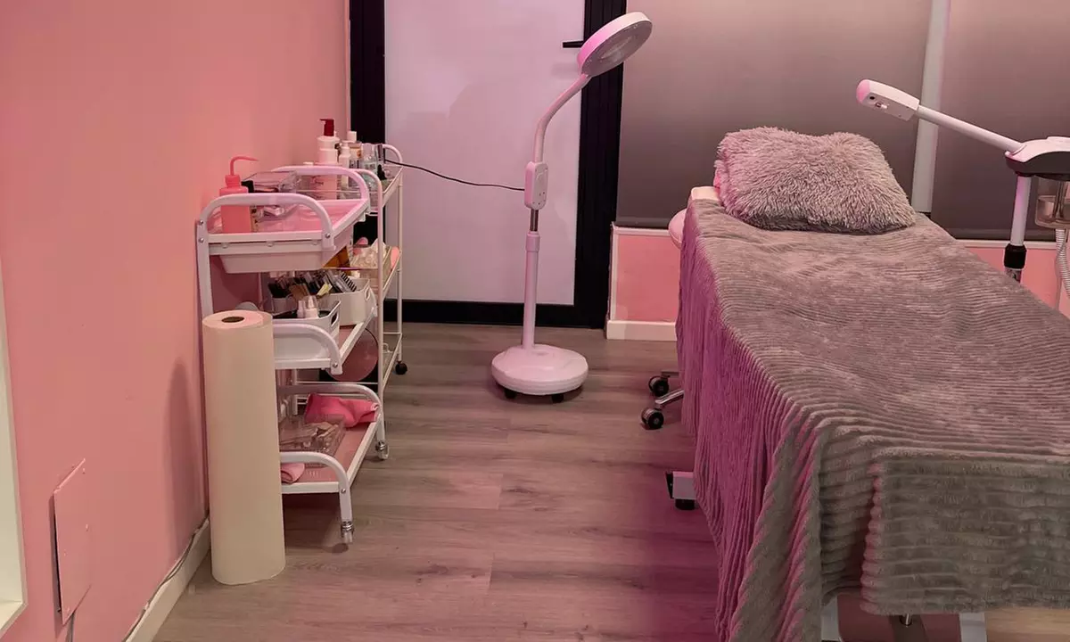 Hollywood peeling con mascarilla de carbón activo y láser Q-Switched