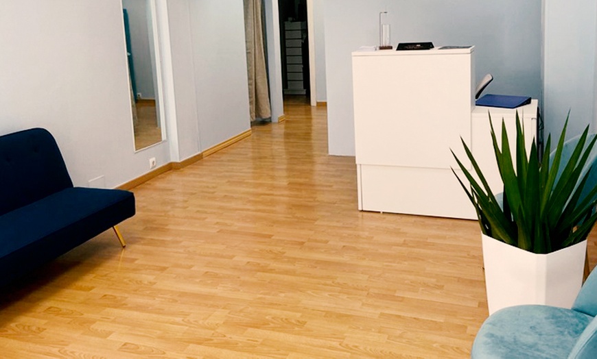 Image 2: 1 o 3  desiones de dermapen para rejuvenecimiento en cuello y/o escote 