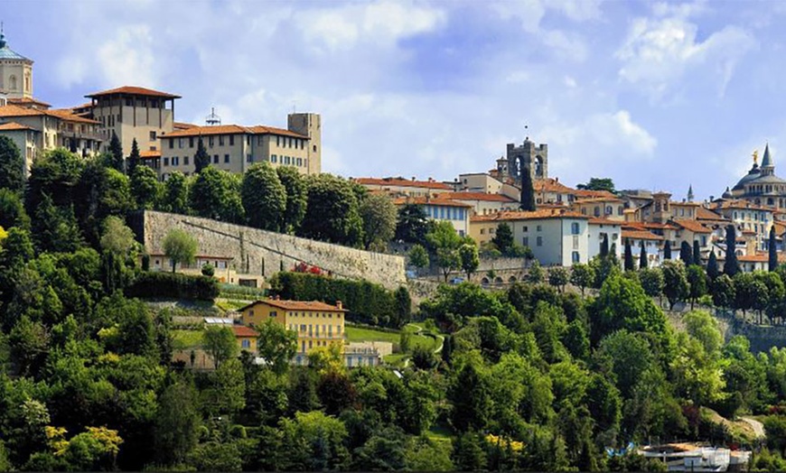 Image 14: Lanci in teleferica sulle mura di Bergamo Alta 