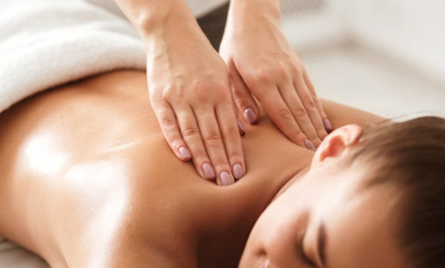 Image 8: Masaje de hasta 1 h a elegir o ritual con exfoliación y bebida para 1