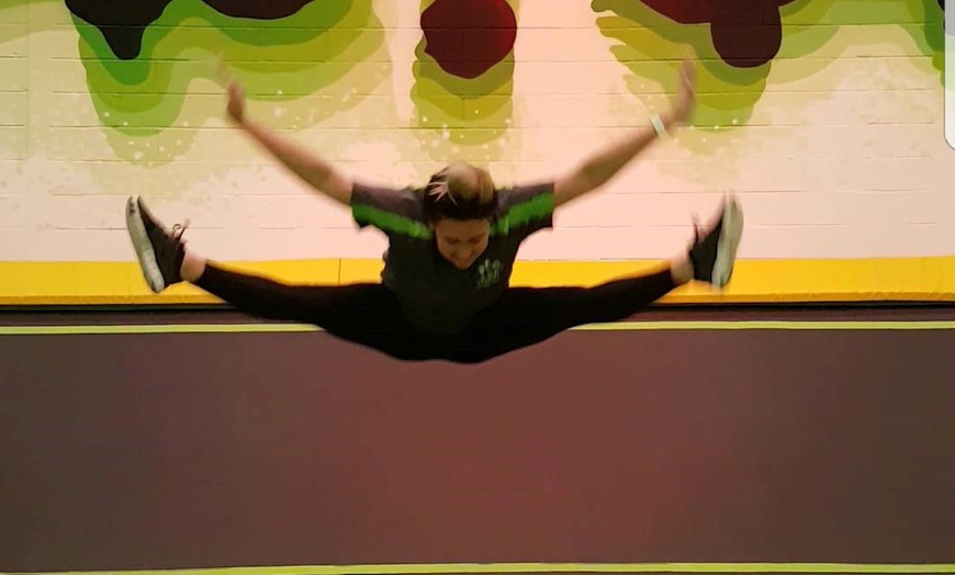 Image 4: One-Hour Trampoline Jump Session