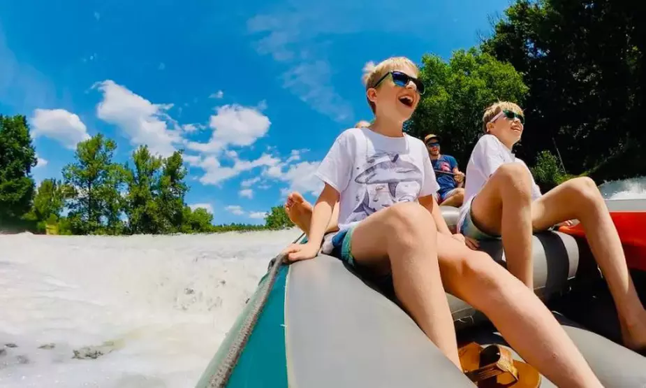 Action auf dem Wasser - 3,5 Std. Bootstour mit 3D Bogenschießen & BBQ