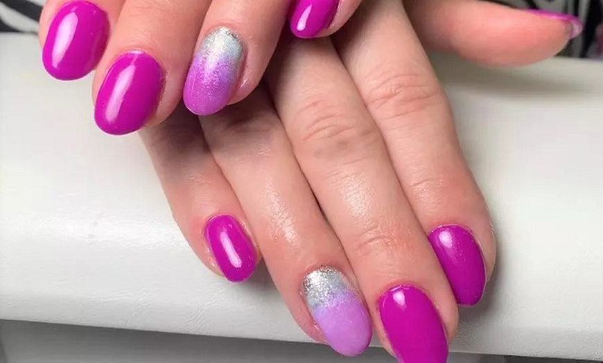 Image 10: 1 o 2 sesiones de manicura con esmaltado semipermanente o clásico 