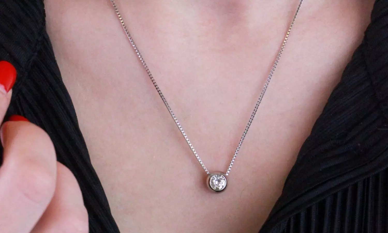 Collane, orecchini e bracciali con cristalli