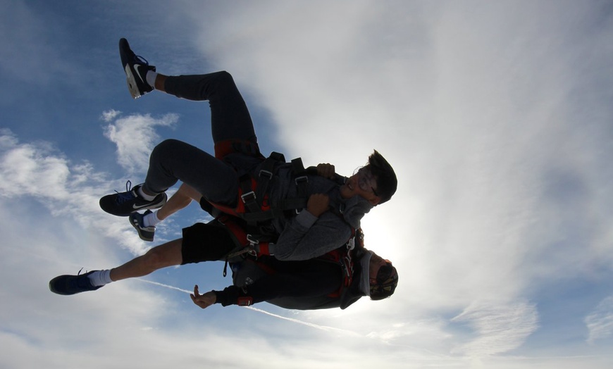 Image 3: Le plein d'adrénaline : saut en parachute en tandem