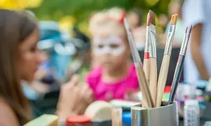 Skincare y maquillaje para niñas en Escuela De Belleza, con limpieza, hidratación y más