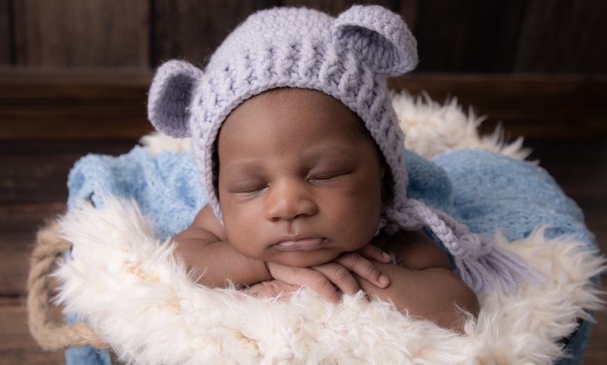 Image 5: Newborn Baby Photoshoot