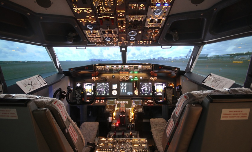 Image 1: Voel je even als een echte piloot in een Boeing 737 Flight Simulator