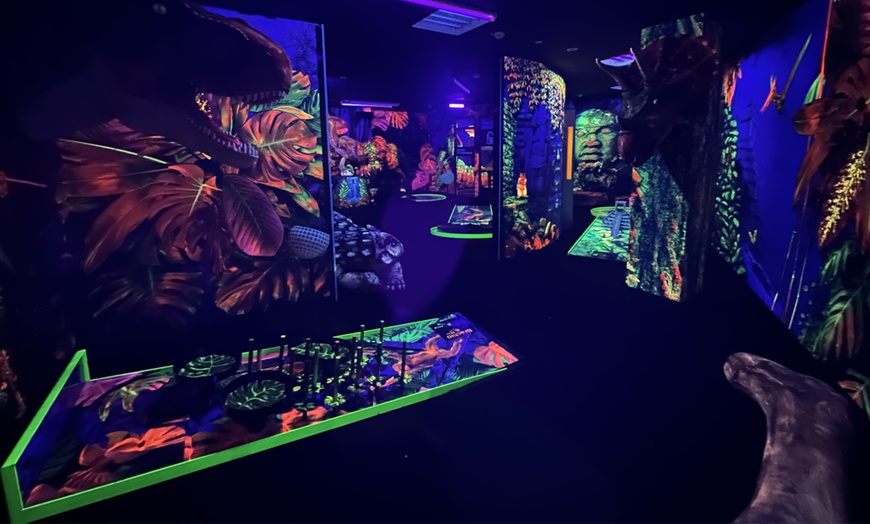 Image 9: Spaß und Action : 3D Neon Minigolf / 3D Pit-Pat für 2 oder 4 Personen