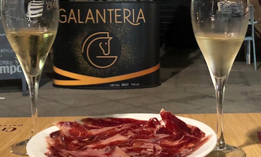 Image 9: Visita a bodega y cata de 5 vinos premiados o almuerzo/cena para 2 o 4