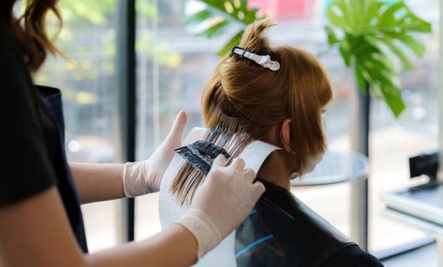 Image 1: Sesión de peluquería con corte y tinte de raíz y mechas en Gallar's