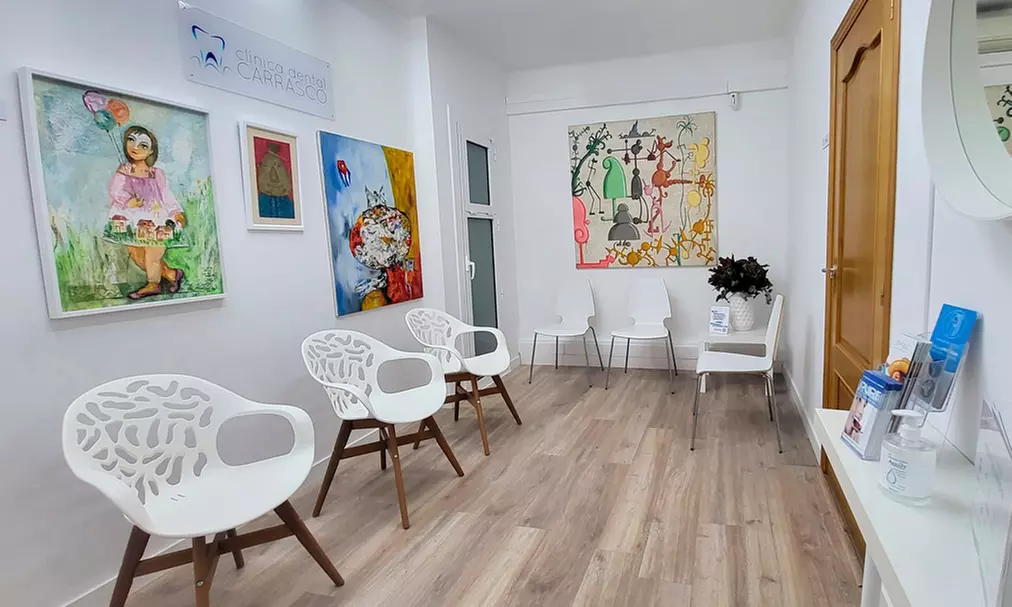 Cuidado dental integral y blanqueamiento LED para una sonrisa radiante