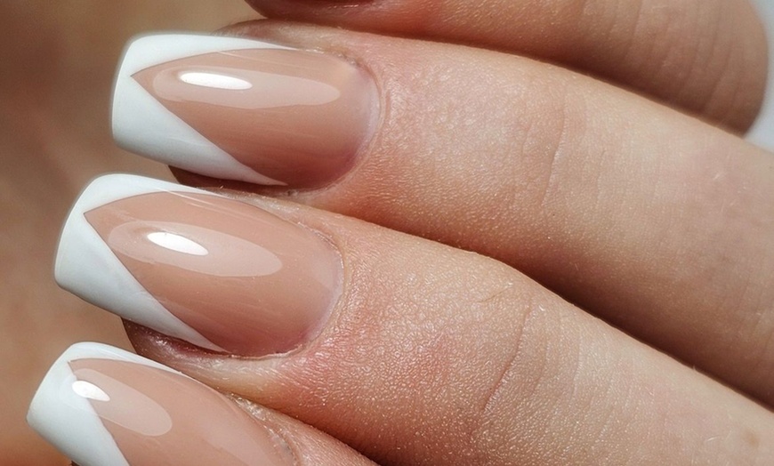 Image 4: Eleganckie dłoni i stopy: manicure i pedicure hybrydowy