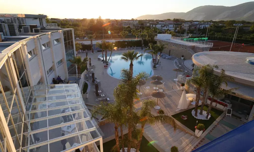 Napoli 5*: camera doppia con mezza pensione e Spa per 2 persone