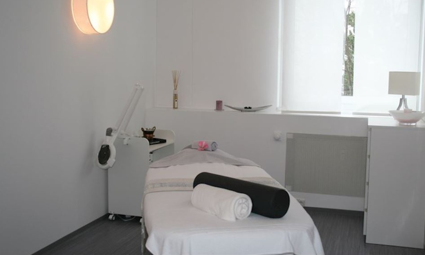 Image 2: 120 Min. Ganzkörpermassage & Wohlfühl-Gesichtsbehandlung für 1 Person