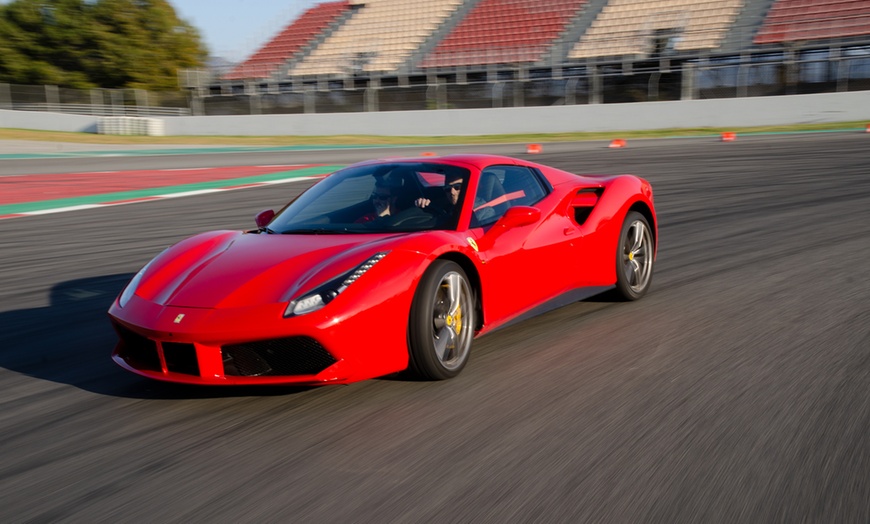 Image 3: Conducción de un Ferrari en circuito corto en Best Experience