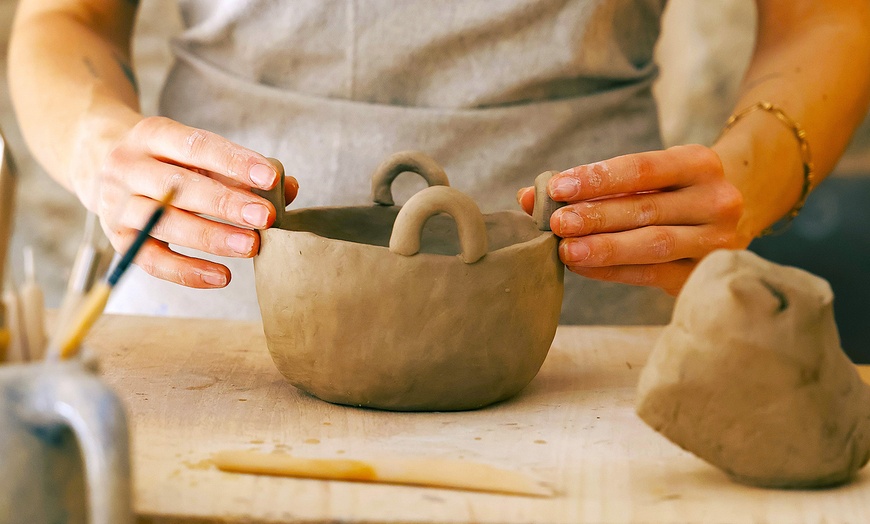 Image 1: Talleres de cerámica y vino: crea piezas únicas mientras disfrutas