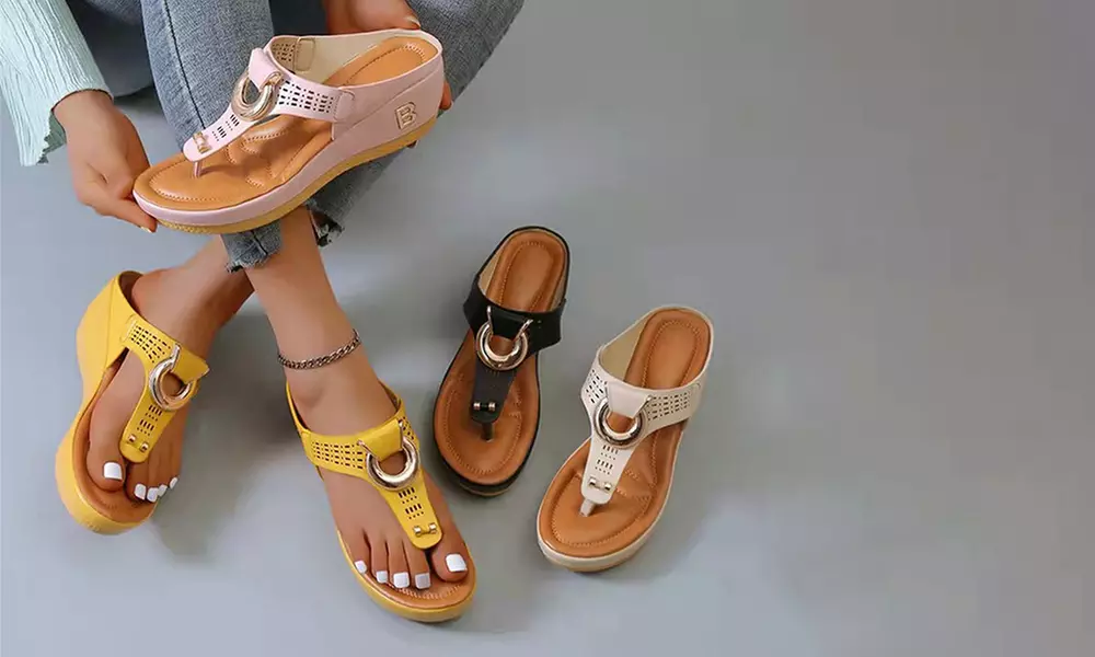 Sandali da donna in finta pelle, disponibile in varie taglie e colori - Primary Image