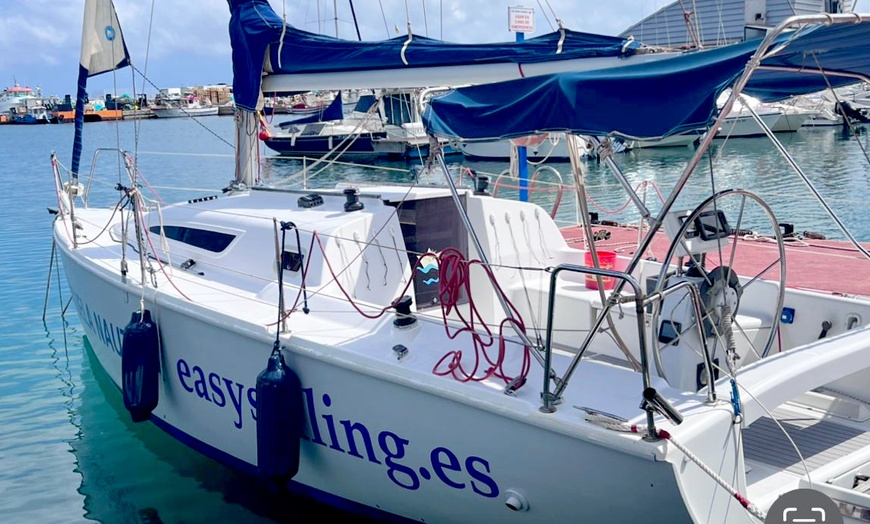 Image 2: Experiencia de prácticas de navegación a vela en velero de crucero