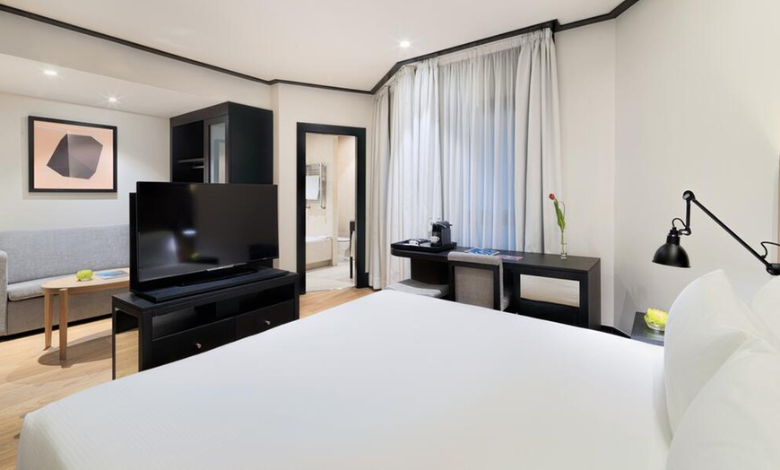 Image 2: Madrid: habitación doble o twin con desayuno para 2 personas