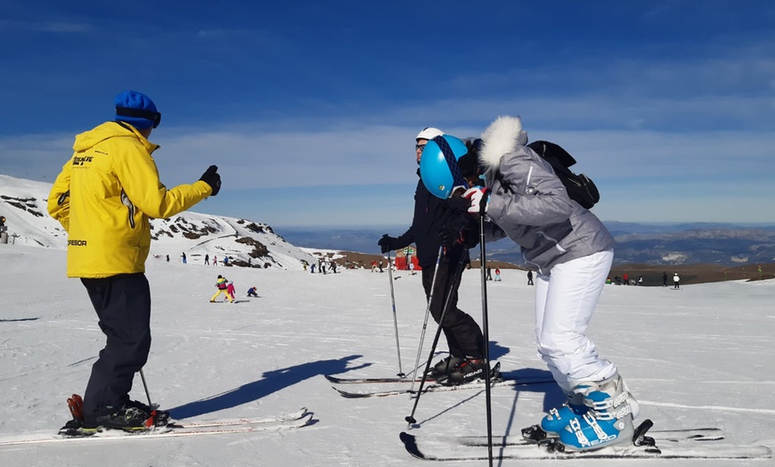 Image 13: Deslízate como un pro: clases de esquí o snow con material incluido