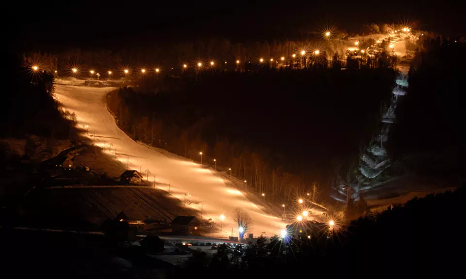 Karnet całodzienny dla 1-4 osób w sezonie wysokim w Laskowa-Ski