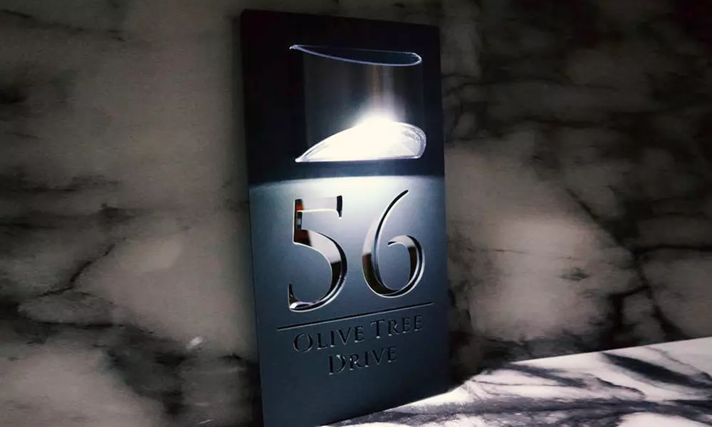 Decoración con estilo: 1 o 2 letreros de casa cargados con luz solar