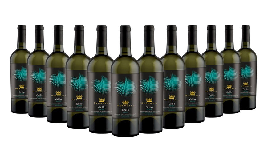 Image 4: Botellas de vinos blancos italianos