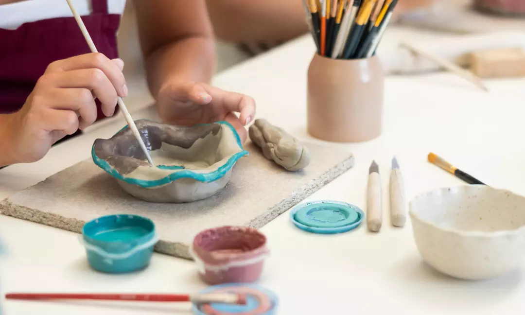 Taller de cerámica con desayuno o aperitivo a elegir para 1 o 2 personas