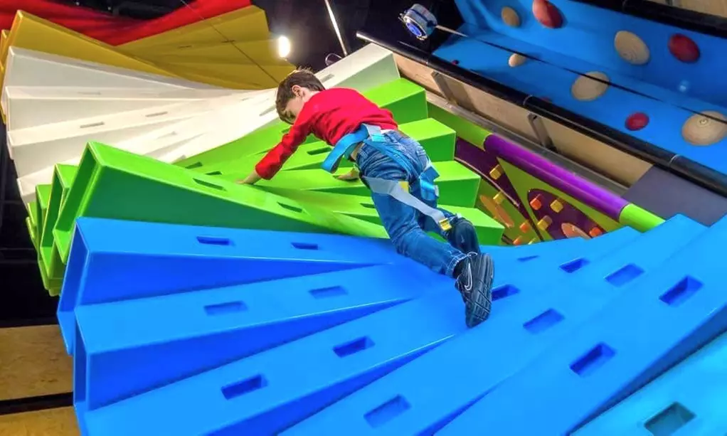 Acceso de 1 h a camas elásticas o escalada lúdica en C.C. Thader