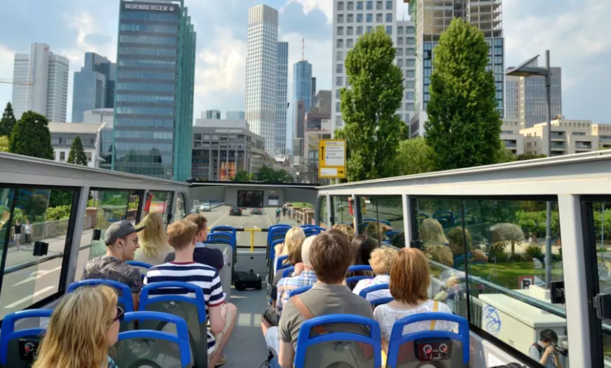 Image 2: Hop-on Hop-off Skyline Stadtrundfahrt in Frankfurt für bis zu 4 Pers.