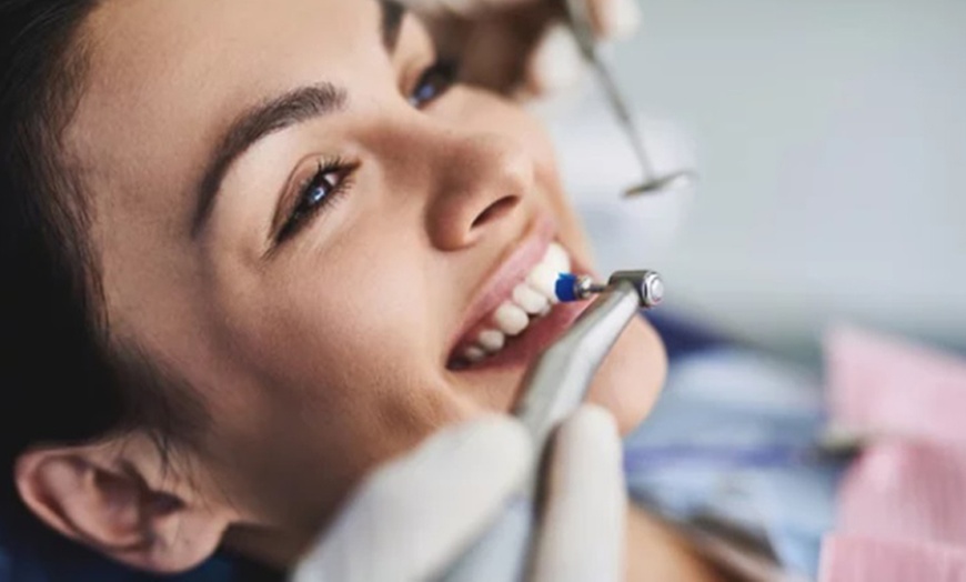 Image 2: Sonríele a la vida: limpieza dental con revisión y limpieza de encías