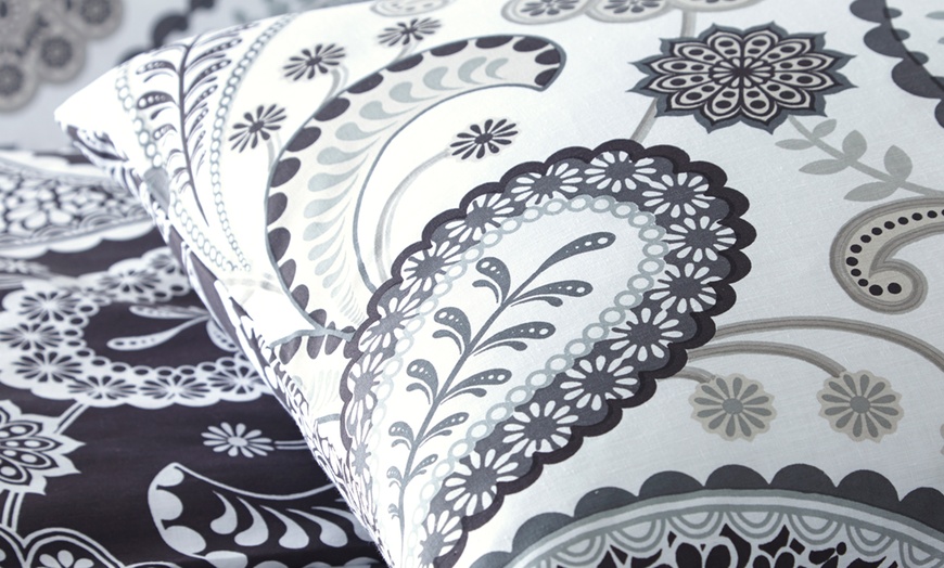 Image 3: Bold Paisley Duvet Cover Sets