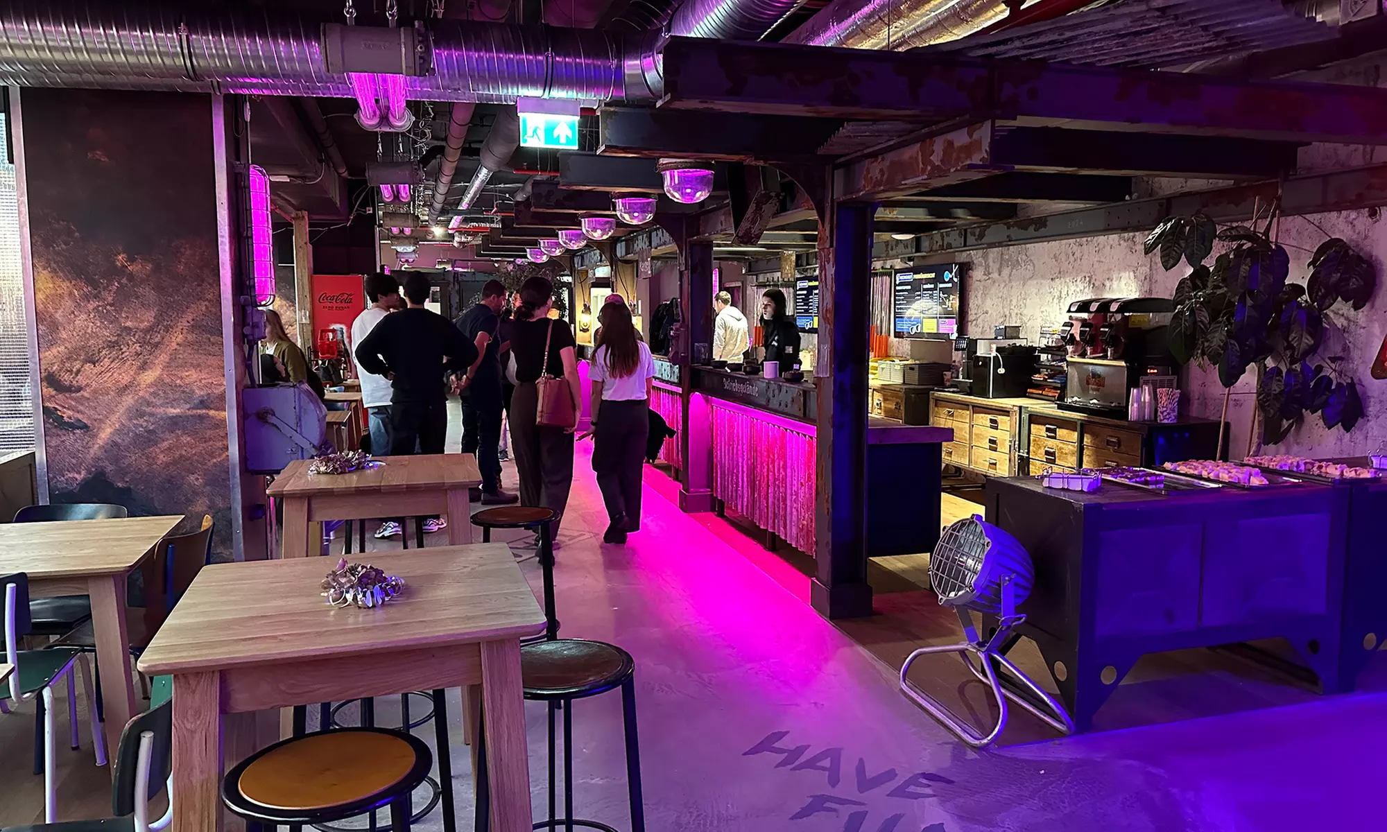 Schwarzlichtminigolf: 1,5 Std. 3D Neon Minigolf für 2 oder 4 Personen (gültig bis 31.03.2025) (bis 34% sparen) - Second Medium