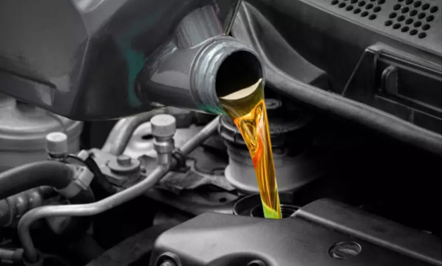 Image 3: Cambio de aceite y de filtros con revisión y opción a recarga de A/C 