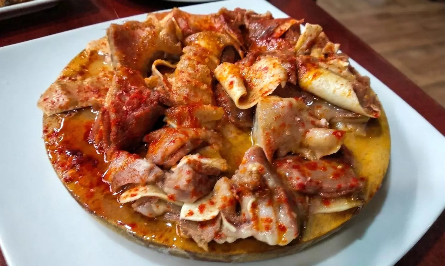 Menú con 6 raciones, postres y botella de vino para hasta 5 personas