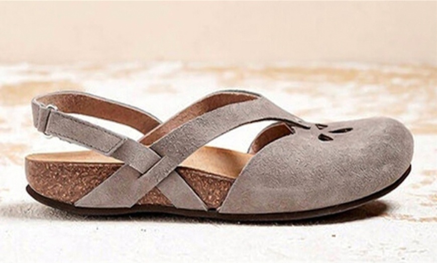 Image 6: Women's Flat Round Closed-Toe Footbed Sandals