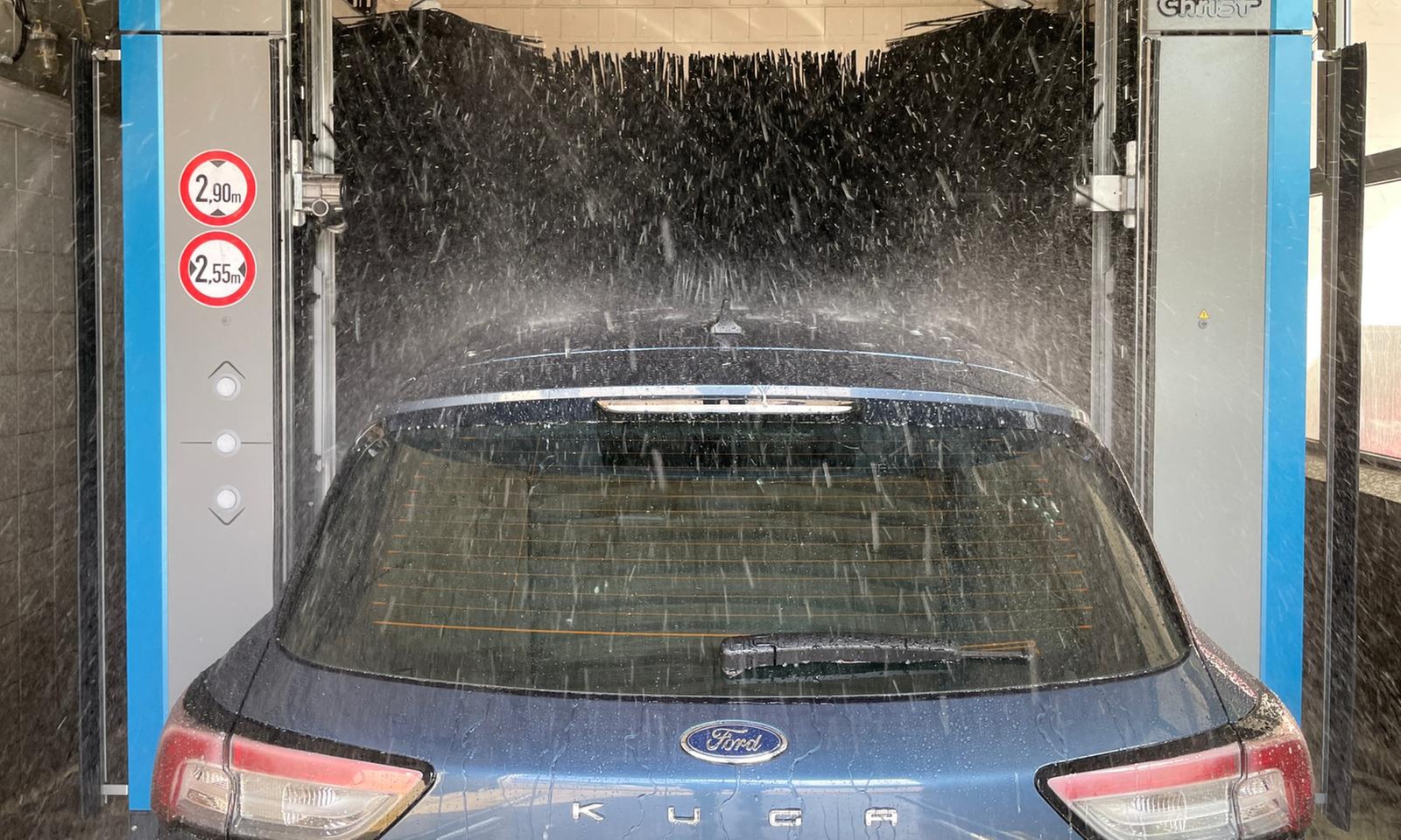 Premium-Autowäsche für 1 PKW, SUV oder Transporter bei Kneifel Service GmbH (42% sparen)